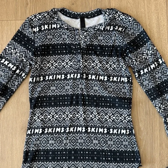 SKIMS LOGO PLUSH POINTELLE LONG SLEEVE HENLEY in ONYX FAIR ISLE sz. L - Picture 3 of 6